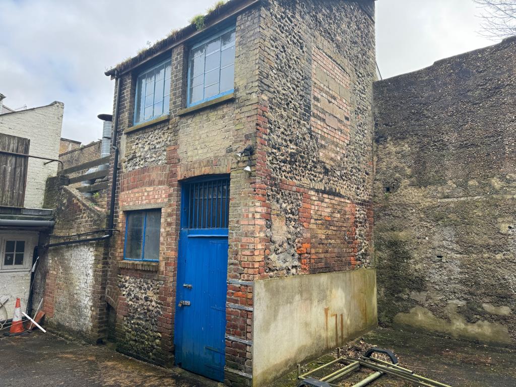 Lot: 81 - FOUR-BEDROOM MAISONETTE INVESTMENT PLUS VACANT YARD AND BUILDINGS WITH PLANNING FOR FOUR FLATS - rear building